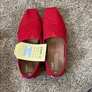 NWT classic red canvas toms